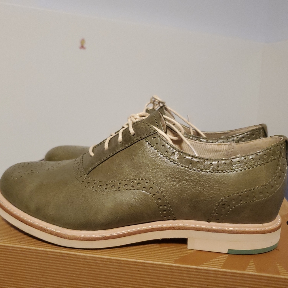 UGG W CAELYN does shoes. Size 6. 1004564W/SAG. Green color. New with box.